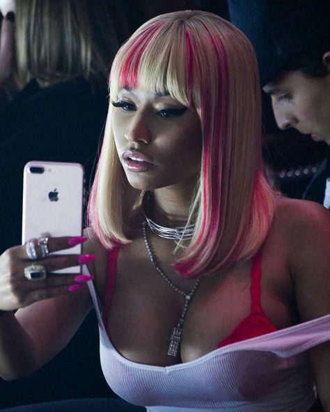 césar on Twitter: "it's the way nicki minaj holds her phone… " Blonde hair pink highlights celebrity blonde bangs pink bangs medium length hair short hair long bob Nicki Baby, Nicki Minaj Hairstyles, Harajuku Barbie, Nicki Minaj Outfits, Nicki Minaj Wallpaper, Nicki Minaj Barbie, Nikki Minaj, Nicki Minaj Photos, Nicki Minaj Pictures