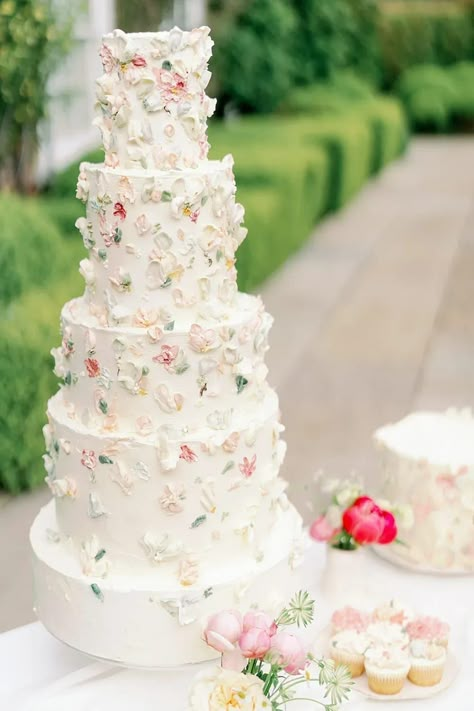 Pastel Wedding Cake Flowers, Bridgerton Inspired Wedding Cake, Wedding Cake Bridgerton, Bridgerton Cake Ideas, Bridgerton Wedding Cake, Fairytale Wedding Cakes, Vintage Wedding Cake Designs, Wedding Cake Pastel, Bridgerton Cake