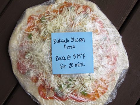 Been There Baked That: DIY Frozen Pizzas Homemade Frozen Pizza, Sushi Diy, Homemade Pizzas, Freezer Dinners, Budget Freezer Meals, Freezer Friendly Meals, Freezable Meals, Freezer Meal Planning, Easy Freezer Meals