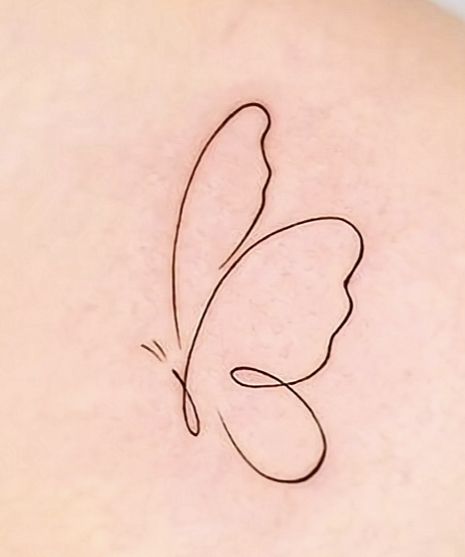 Minimalist Tattoo Butterfly, Butterfly Kisses Tattoo, Butterfly And Flower Tattoo Designs, Small Mermaid Tattoo, Kiss Tattoos, Tulip Tattoo, Chic Tattoo, Butterfly Tattoos For Women, Mini Tattoo