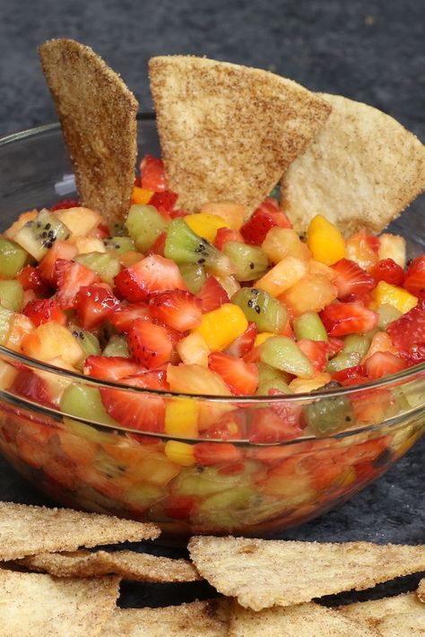 Quick and easy Fruit Salsa with Cinnamon Chips – delicious fruit salsa with crispy and sweet cinnamon chips. It comes together in no time. It’s a great way to start the day, enjoy the day, or finish the day with this fresh Fruit Salsa! Refrigerator Fruitcake, Hawaiian Side Dishes, Fruits And Vegetables Images, Fruit Salsa Recipe, High Fiber Fruits, Fruitcake Recipes, Cinnamon Chips, Cake Vegan, Fruit Salsa