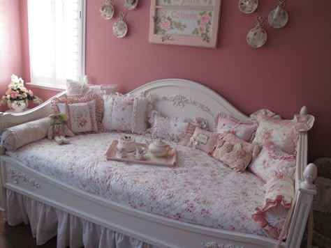 Never too many pillows! Kawaii Daybed, Coquette Daybed, Coquette Room, Girly Room, Day Bed, Pretty Room, Dreamy Room, Vintage Room, Room Makeover Bedroom