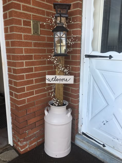 Old Door On Porch Decorating Ideas, Welcome Sign Ideas Front Porches, Decorating Old Milk Cans, Farmhouse Yard Decor Country, Country Welcome Signs Front Porches, Milk Can Projects, Diy Back Porch Decor, Spring Milk Can Decor, Vintage Front Porch Decor