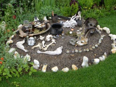 witches garden | This was the Witch's garden at Hampton Court Flower Show Witchy Garden Ideas, Pagan Garden, Witchs Garden, Garden Altar, Outdoor Altar, Witches Garden, Witch's Garden, Witchy Garden, Hampton Court Flower Show