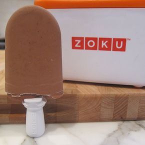 chocolate chips, milk and yogurt Zoku Recipes, Fruity Popsicles, Smoothie Pops, Ice Cream Novelties, Yogurt Pops, Chocolate Yogurt, Easy Sweets, Frozen Dessert Recipe, Vegan Yogurt