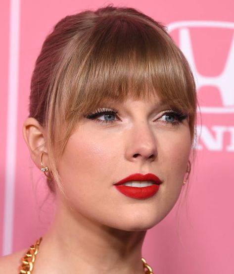 Taylor Swift Hair Bangs, Bangs Taylor Swift, Taylor Swift Short Hair, Taylor Swift Red Lipstick, Taylor Swift Haircut, Taylor Swift Bob, Taylor Swift Bangs, Short Hair Bangs, Tailor Swift