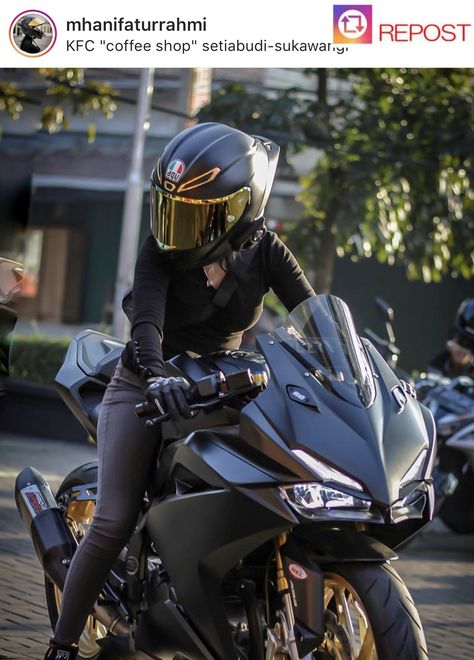 Girls Motorcycle, Bugatti Veyron Super Sport, Boy Bike, Biker Photoshoot, Motorcycle Aesthetic, Bike Photoshoot, Female Biker, Girls On Bike