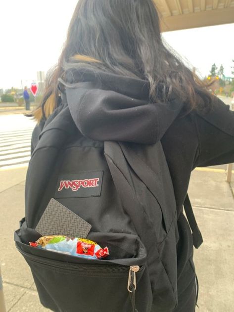 Black Jansport Backpacks, Black Jansport, Mochila Jansport, Aesthetic Backpack, Inside My Bag, Junior Year, School Pictures, Foto Ideas Instagram, School Motivation