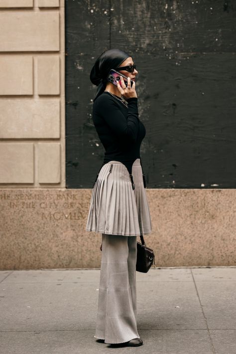 Skirts Street Style, Lfw Street Style, Skirt Over Pants Outfits Street Styles, Skirt Over Pants Street Style, Pant Skirt Outfit, Nyfw 2024 Street Style, Pants And Skirt Outfit, Skirts Over Pants Outfits, Dress Over Pants Street Style