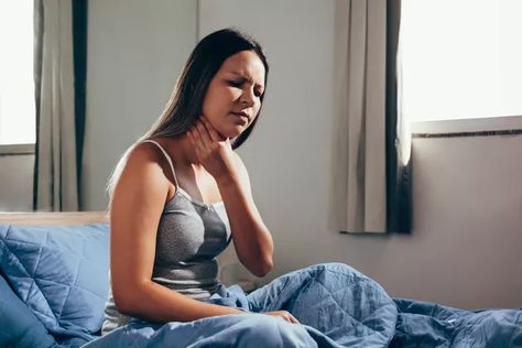 7 Reasons You're Waking Up With a Sore Throat, According to a Doctor | Livestrong.com Sore Throat Relief, Throat Pain, Dry Throat, Side Fat, Healthy Kidneys, Dry Mouth, Sore Throat, Acid Reflux, Medical Prescription