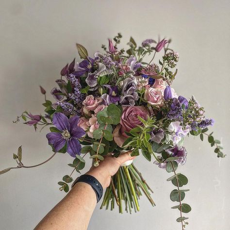 Clematis Wedding Bouquet, Clematis Wedding, Clematis Bouquet, Presentation Bouquet, Purple Wedding Tables, Purple Flower Arrangements, Flower Petals Wedding, Purple And Green Wedding, Flower Boquet