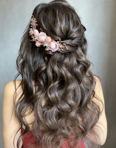 Hairstyles For Western Saree, Bridal Hair For Square Face, Hairstyles With Lehnga Outfit, Sangeet Hairstyles For Bride Sister, Hairstyle On Western Outfit, Reception Hairstyles For Bride, Earchain Indian Hairstyle, Hairstyle For Indo Western Outfit, Open Hair With Flowers