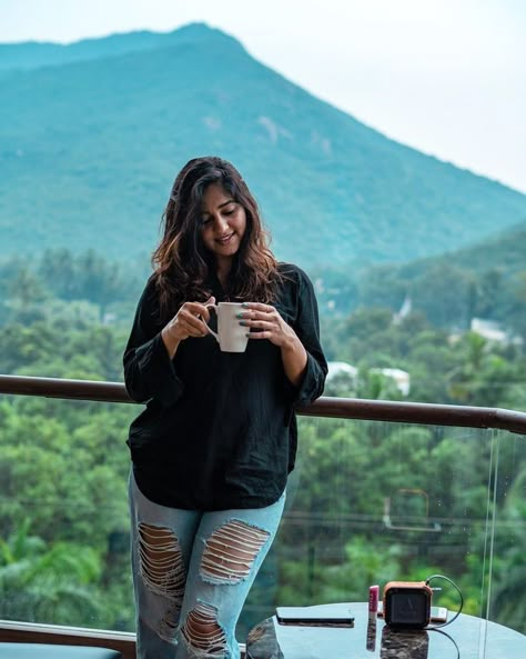 Chikmanglur Photography, Kodaikanal Photo Poses, Photo Ideas In Hill Station, Mahabaleshwar Photography Poses, Wayanad Photography Poses, Hill Station Poses For Women, Kodaikanal Photography Ideas, Mussoorie Photography Poses, Darjeeling Photography Pose