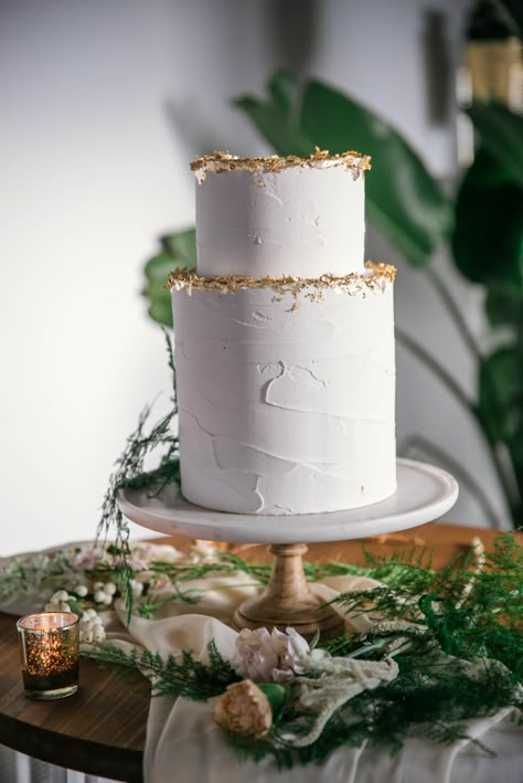 White Wedding Cake With Gold Accent, Gold Accent Wedding Cake, White Cake With Gold Accents, White And Gold Engagement Cake, Wedding Cake With Gold Accent, Plain Cake Design, White And Gold Cake Ideas, Plain White Wedding Cake, Wedding Gold Accents