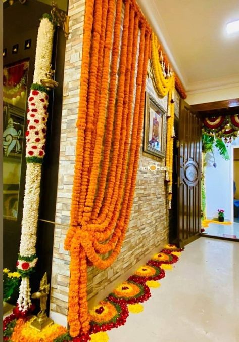 Home Decor For House Warming Indian, Greh Pravesh Decor, Griha Pravesh Decoration Ideas, Indian House Warming Decoration, House Warming Decorations Indian, Haldi Decor Ideas, Marigold Flower Garland, Indian Wedding Decorations Receptions, Home Flower Decor