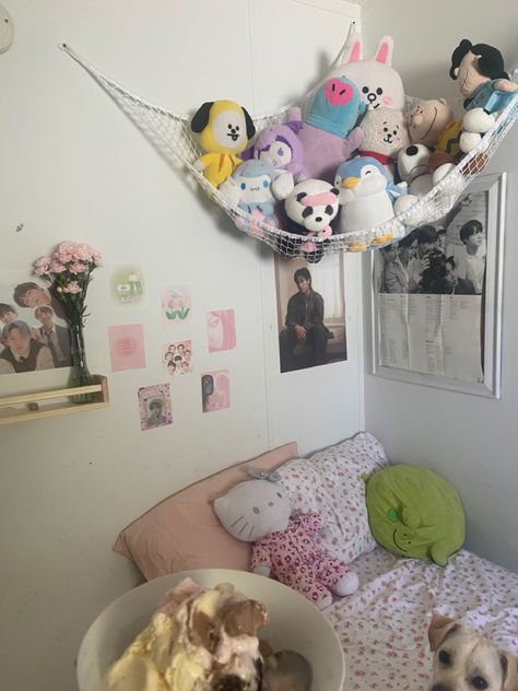 Kpop bts plushies Room With Plushies, Bts Plushies, Net Room, Stuffed Animal Net, Ideas Cuarto, Cute Bedroom Decor, Room Transformation, Dream Room Inspiration, Dream Apartment