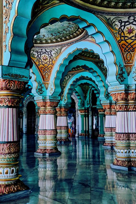 Indo Saracenic Architecture, Mysore Palace, Best Whatsapp Dp, Revival Architecture, Asian Architecture, Weird Images, Cultural Architecture, Indian Architecture, Indian Paintings