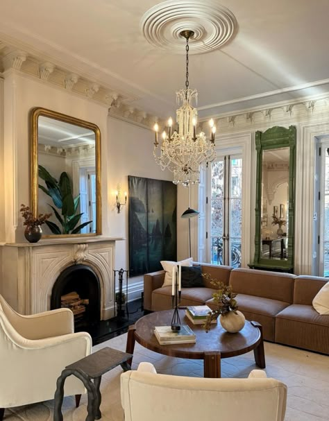 Upper East Side Living Room, Nyc Brownstone Interior Living Room, London Townhouse Living Room, Old New York Apartment Interiors, Luxury Townhouse Interiors, Nyc Townhouse Interior, French Sitting Room, British Style Interior, Townhome Interior