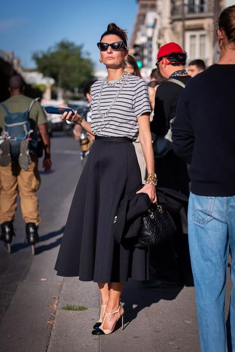 Demure Outfit Ideas, Black Chic Summer Skirt, Chic Black Summer Skirt, Chic Summer Pleated Midi Skirt, Chic Skirt With Pleated Waist, Skirt Parisian Style, Parisian Wardrobe, Best White Sneakers, Rok Outfit