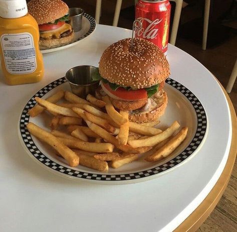 Fries And Burger, Burger Aesthetic, Healthy Hamburger, Think Food, Food Goals, Puddings, Cafe Food, French Fries, Pretty Food