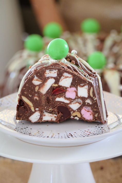 This Mint Rocky Road Christmas Wreath is packed full of marshmallows, raspberries, peanuts, mint chocolates and more! It's a show-stopping Christmas dessert! Rocky Road Christmas, Truffles Recipes, Christmas Yummies, Xmas Treats, Yum Recipes, Plum Pudding, Christmas Foods, Christmas Lunch, Peanut Brittle