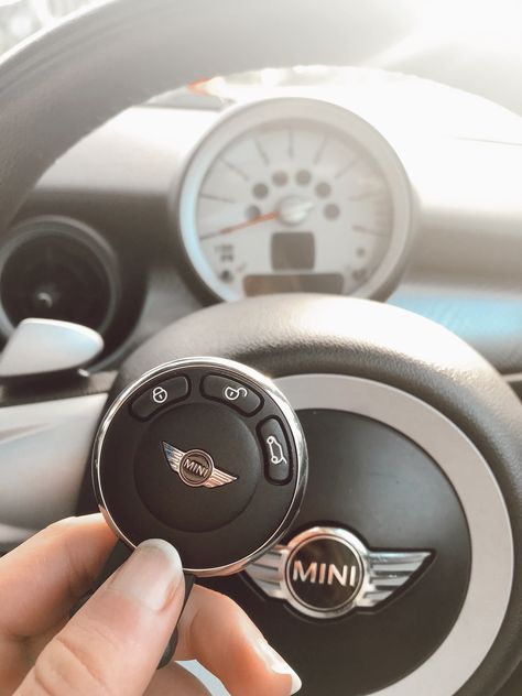 Mini Cooper Aesthetic White, Cream Mini Cooper Aesthetic, Mini Countryman Aesthetic, Cream Mini Cooper, Mini Cooper Aesthetic Interior, Mini Cooper Aesthetic, Honda Minivan, White Mini Cooper, Mini Driver