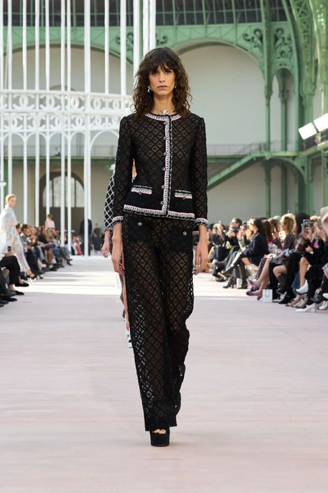 Chanel Spring 2025 Ready-to-Wear Fashion Show | Vogue Chanel 2024, Fashion Collection Inspiration, Fashion Design Collection, Spring 2025, Chanel Spring, Couture Details, Preppy Outfit, Spring Fashion Trends, Spring Outfits Women