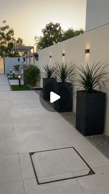 Simple Elegant Landscaping, Modern Small Yard Design, Concrete Backyard Ideas Landscaping, Modern Garden Inspiration, Tiny Backyard Ideas, Small Yard Design, Concrete Backyard, Garden Exterior, Curved Patio