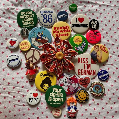 Packing up some pins to bring to school. #vintagepins #vintagebuttons #pins #buttons #thrifted #thriftfinds #vintagestyle #vintageactivism #retro #midcentury #vintageephemera #deadstock #70s #1970s #80s #vintagelifestyle #vintagefashion #rockabilly #pinup Pinback Buttons Display, Button Pins Aesthetic Vintage, Pinback Buttons Aesthetic, Vintage Button Pins, Vintage Pins Button, Retro Buttons, Vintage Pride Pins, Cory And Shawn, Art Jacket