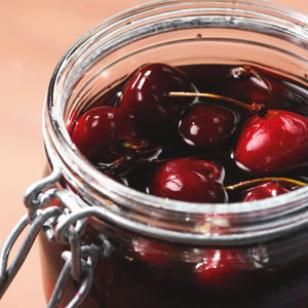 Bourbon Cherries Sweet Cherry Recipes, Bourbon Cherries, Diy Cocktails, Cherry Cocktail, Cherry Recipes, Fresh Cherries, Sweet Cherries, In A Jar, Food Menu