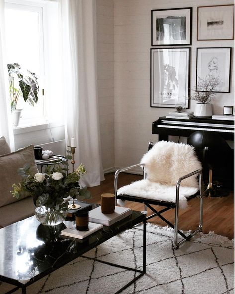 Piano In Living Room, Piano Room Decor, Piano Living Rooms, Dream House Aesthetic, My Scandinavian Home, Piano Decor, Music Studio Room, Piano Room, Cosy Home