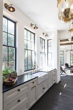 White Kitchen Cabinets with Black and Gold Hardware Kitchen With White Cabinets, Kabinet Dapur, Big Kitchen, Classic Kitchen, Kitchen Upgrades, Trendy Kitchen, White Kitchen Cabinets, Kitchen Window, Large Kitchen