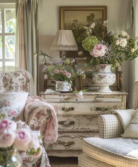 Grandma House Aesthetic, Grandma Chic Decor, Chic Grandma, Granny Chic Decor, Grandma House, Fancy Living Rooms, Grandma Aesthetic, Cottage Interior Design, Chic Living Room Decor