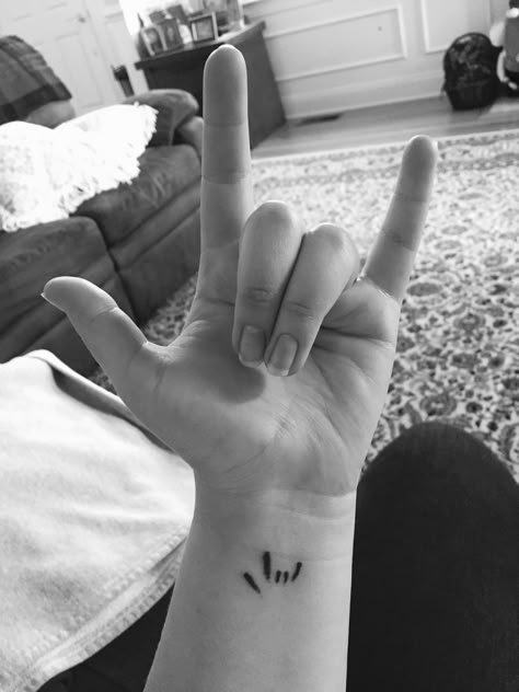 Sign language "I love you" tattoo Deaf Tattoo, Asl Tattoo, Sign Language Tattoo, Couple Tattoo Heart, Love Yourself Tattoo, I Love You Signs, Mom Tattoo Designs, Tattoo Signs, Back Of Shoulder Tattoo