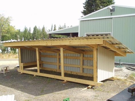 Goat Shed Plans, Goat Yard, Goat Pens, Sheep Shelter, Farm Goats, Pig Shelter, Goat Ideas, Goat Feeder, Goat Shed