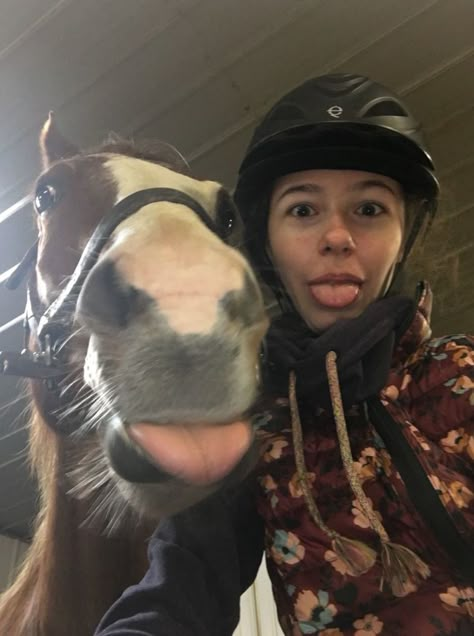 Horse Riding Selfie, Aesthetic Horse Pics, Horse Selfies Ideas, Selfie With Horse, Pictures To Take With Your Horse, Pretty Horse Pictures, Pic With Horse, Photo With Horse Ideas, Horse Pictures Ideas