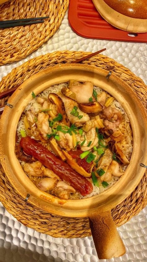 Clay Pot Rice With Chinese Sausage & Chicken Chinese Clay Pot, Clay Pot Rice, Pumpkin Bread Easy, Chicken Rice Recipes, Chinese Sausage, Chinese Pork, Hong Kong Food, Beef Patties, Crispy Rice