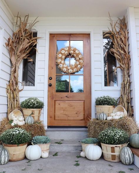 Autumn porch with white pumpkin wreath #fall #fallporch #porchinspo #porchenvy #decor Porch Fall Decor, Outside Fall Decor, Corn Stalks, Rustic Porch, Fall Front Porch Decor, Fall Front Door, Diy Outdoor Decor, Fall Front Porch, Farmhouse Fall Decor