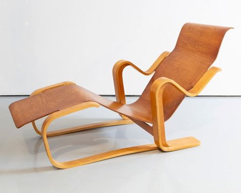 R & Company on Instagram: “Marcel Breuer's languorous "Long Chair" plays a prominent role in "Bend It Like Breuer" an exhibition of 20th century bent-ply masterworks…” Double Day Bed, Faye Toogood, Wassily Chair, Brick Siding, Foam Sofa, Design Miami, Modern Architects, Marcel Breuer, Van Der Rohe