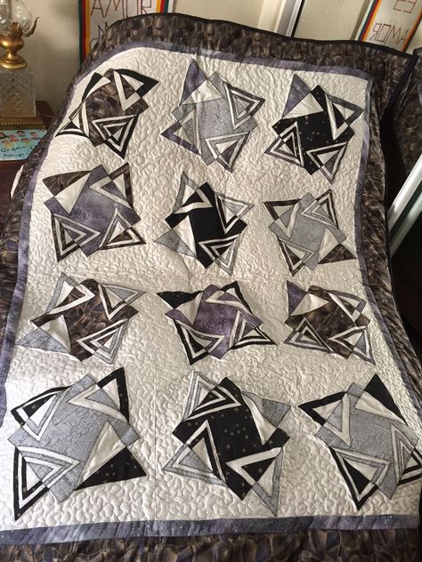 triangle quilt Monochrome Quilt, Colchas Quilting, Quilts Modern, Neutral Quilt, Black And White Quilts, White Quilts, Quilting Board, Quilt Modernen, Fiber Art Quilts