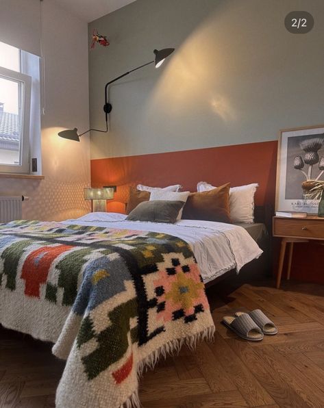 Midcentury Bedding Ideas, Romantic Mid Century Bedroom, Mcm Bedding Ideas, Mismatched Lamps Bedroom, Bed Pushed Against Wall, Mcm Guest Bedroom, Colorful Midcentury Modern Bedroom, Eclectic Maximalism Bedroom, Eclectic Modern Bedroom