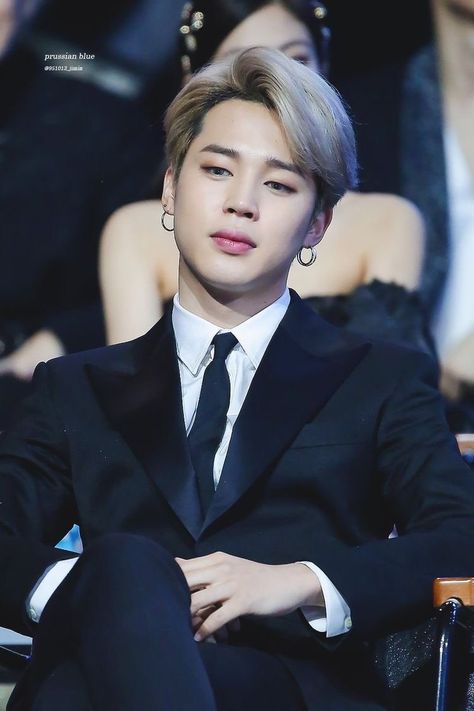 Pinterest: Yagirlhannaht Jimin Masculine, رعب نفسي, Park Ji Min, Park Jimin Cute, Park Jimin Bts, Bts Lockscreen, Jimin Jungkook, Famous Celebrities, A Chair