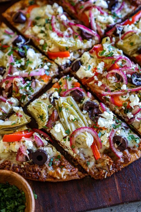 This Lavash Pizza Recipe is the perfect solution when you want something light, crispy and way faster than traditional pizza! Lavash Bread Pizza Flatbread Recipes, Lavash Pizza Recipes, Lavosh Recipe Ideas, Lavash Flatbread Pizza, Lavash Bread Ideas, Lavosh Recipe, Lavash Bread Pizza, Lavash Chips, Lavash Pizza