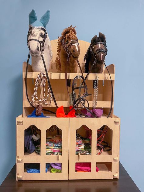 Hobby Horse Stable Diy, Hobby Horse Accessories Diy, Hobby Horse Stall, Hobby Horse Stable, Mini Horse Tack, Toy Horse Stable, Horse Room, Horse Wreaths, Horse Competition