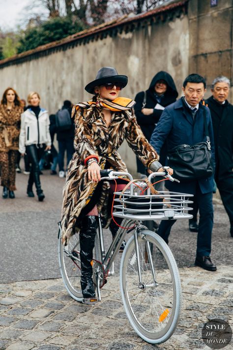 Catherine Baba, Chloe King, Bicycle Chic, Reportage Photography, Advanced Style, Streetstyle Fashion, Street Look, Girls Boots, Street Chic