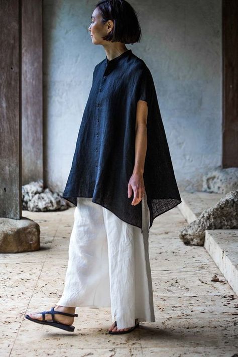 Black And White Shirt Outfit, Yuriko Takagi, Jurgen Lehl, Tunic Outfit, Classy Blouses, Model Citizen, Linen Tops, White Trousers, Mode Design