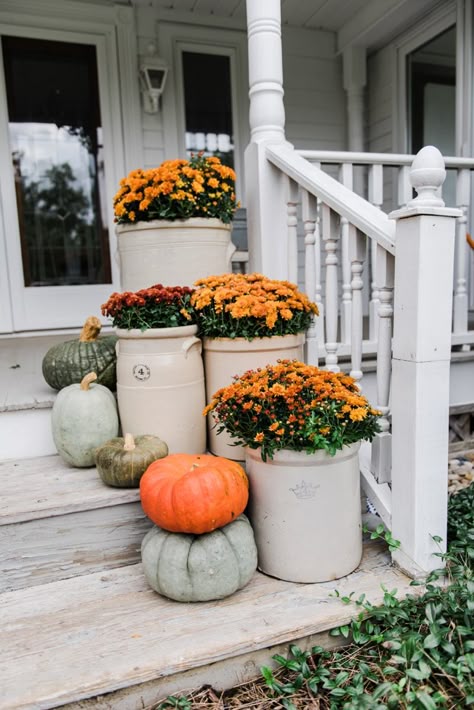 Cozy Rustic Fall porch - Mums in crocks to give a farmhouse porch an instant fall vibe. Great source for farmhouse decor. Rustic Fall Porch, Farmhouse Porch Decor, Farmhouse Front Porches, Fall Decor Inspiration, Decor Studio, Diy Outdoor Decor, Fall Front Porch, Farmhouse Fall Decor, Fall Outdoor Decor