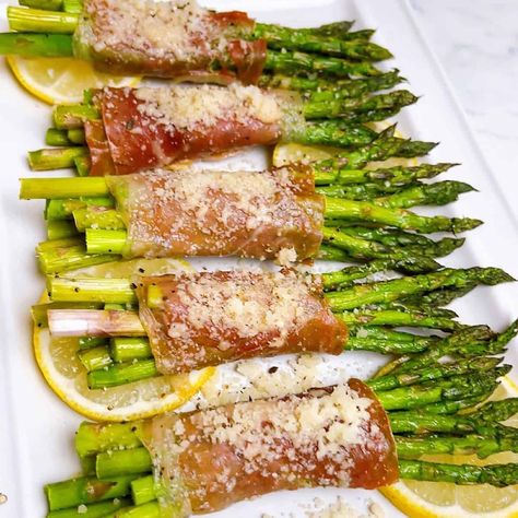 Oven-Baked Prosciutto Wrapped Asparagus Bundles with Parmesan (Easy Recipe) Baked Prosciutto, Chicken Saltimbocca Recipe, Asparagus Bundles, Saltimbocca Recipe, Roasted Fall Vegetables, Refried Beans Recipe, Chicken Saltimbocca, Parmesan Green Beans, Wrapped Asparagus