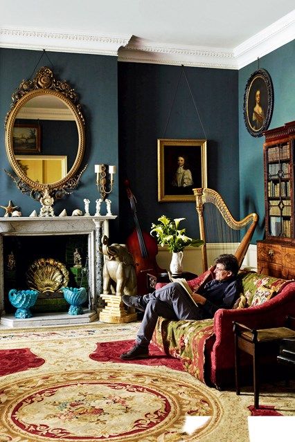 The music room at Faringdon House is hung with portraits and painted a rich green-blue. English Country House Style, Country Modern Home, Halo 2, Traditional Interior Design, Dark Wall, English Country House, Stylish Living Room, Country Style Homes, Decoration Inspiration