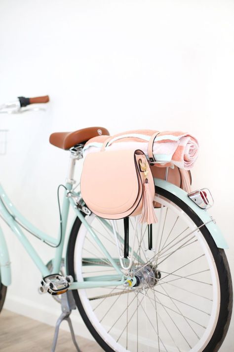 DIY Pannier Bags for Your Bike | lovelyindeed.com Bike Gadgets, Bike Bags, Bike Panniers, Velo Vintage, Auto Retro, Summer Craft, Cycle Chic, Pannier Bag, I Want To Ride My Bicycle